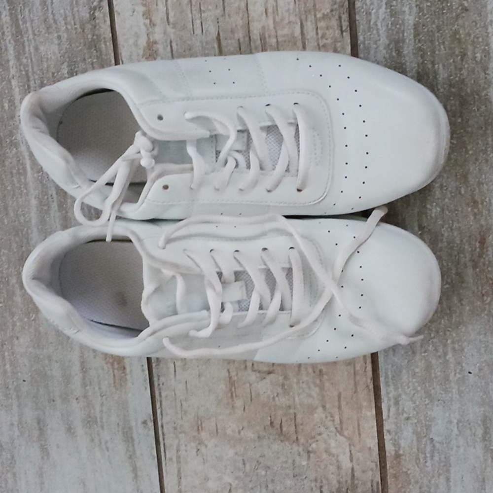 Cheer shoes